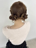 ユーフォリア 渋谷グランデ(Euphoria SHIBUYA GRANDE)&nbsp;ヘアアレンジ お団子ツイン ヘアセット ベージュカラー 艶髪