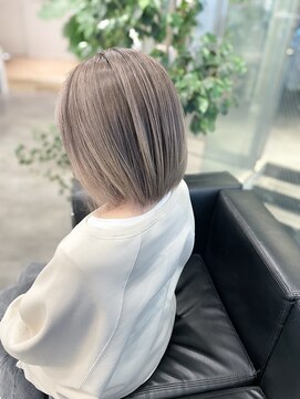 エレクシィ(ELEXY) ホワイトベージュ　３Dカラー　ボブスタイル