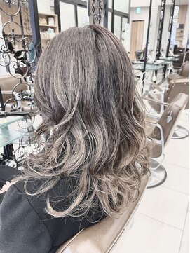 メロン 恵比寿(MERON) レイヤーカット×シルバーカラー