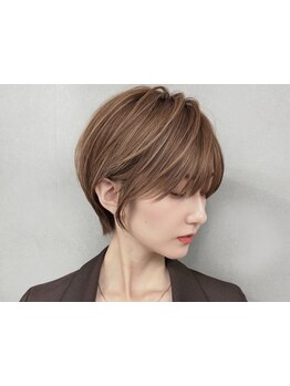 ハイライトをプラスした【ショートボブ】【ショートヘア】のスタイルで、扱いやすく美しいシルエットに◎