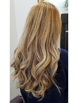 髪こうぼう ベージュ系カラーにローライトとハイライトをプラス♪