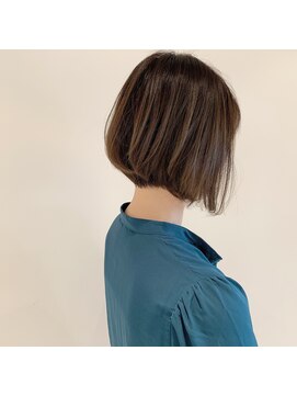 デフィー(DEFY) グレージュカラーの前下がりボブ
