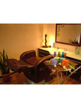 日頃の疲れをヘッドスパで癒します♪頭皮マッサージでリフトアップや保湿効果も◎お得なクーポンあり！