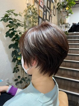 ココロカラ(Cocorokara) 女性らしさをのぞかせたマニッシュショート