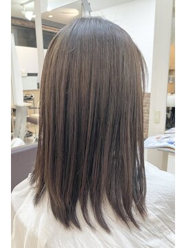 カットハウス はさみの部屋 ミディアムボブ/低めレイヤー/フォギーベージュ/流しバング