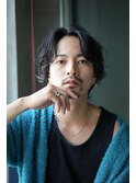 大人の波巻きスパイラルパーマミディアムロングメンズカットヘア