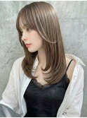 セミロング×顔周りレイヤー。愛され透明感カラーの旬ヘア
