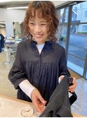 くるくるパーマのミディアムウルフ