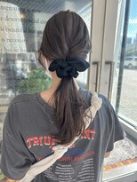 ベルベット(Velvet)&nbsp;オリーブカラー低めポニーアレンジ　カンマテ