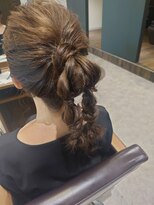 ビスポーク(BESPOKE)&nbsp;大人気20代30代◎ベージュカラー玉ねぎ+三つ編みヘアアレンジ