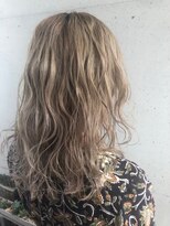 アチーブリス(achieve Liss)&nbsp;大人可愛いパールベージュカラー ウェーブヘア