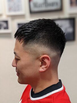 エン フロム ザ バーバー(縁 From the Barber) クロップ気味のフェードスタイル