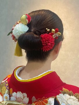 ヴィサージュアクト(VISAGE a.c.t) タイトシニヨンアレンジ