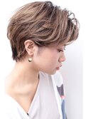 耳掛け　横顔美人ショート
