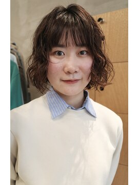 ウェウェ(wewe) ランダムに動くニュアンスプードルボブパーマ×透明感カラー