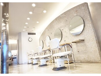 グロウス GROWTHの写真/マンツーマンの贅沢な時間＊ベテランスタイリストが担当する、心安らぐ少人数隠れ家サロンです♪