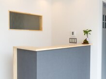 nicoa -hair&relaxation salon-の雰囲気（お店にご来店時1番に目に入る受付。お店の顔です）