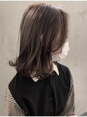 くびレイヤー外ハネワンカール斜めバング×ホワイトグレージュ