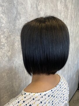 イーラ(E-LA) 前下がりボブ