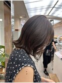 外ハネミディアム　くびれミディアム　オリーブアッシュ