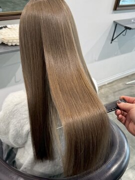 イリ 梅田(ili) ハイライトカラーミルクティーベージュレイヤーカット