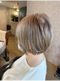 白髪ぼかしハイライト コンパクトショート 大人かわいい