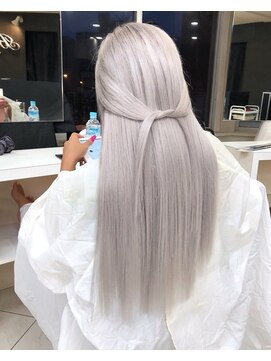 スライバイリアオオサカ(Sly By Ria OSAKA) ホワイトシルバー【梅田】【大阪】