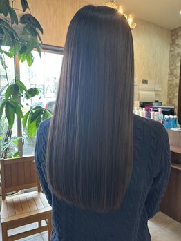 ヘアーサロン ワタナベ(hair salon WATANABE)の写真/髪のボリュームやクセを抑え、自然なストレートになれると好評★クセやうねりを改善して、憧れの美髪に♪