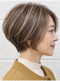 シャンパンベージュのグラデーションミニボブ
