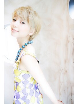 ブーケ(BOUQUET) ハイトーン個性的　耳かけナチュラルショート