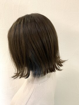 バズ ビー(BUZZ Bee) お洒落女子に♪インナーネイビー×アッシュベージュボブ