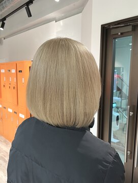 コワファーストナガサキシャンプーボーイ(COIFF1RST NAGASAKI SHAMPOO BOY) ブリーチ2回 ブロンドベージュ