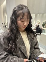 グレー