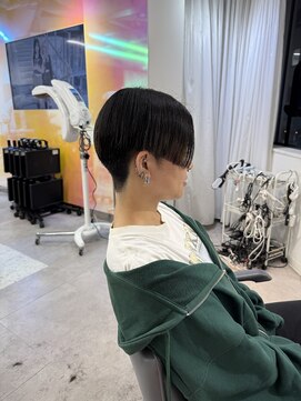 ユーフォリア 渋谷グランデ(Euphoria SHIBUYA GRANDE) 刈り上げ センター分け 前下りカット AKARI