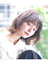 サークル(CIRCLE)&nbsp;ボブカーキグレージュ大人かわいいフェザーバング