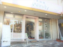 ウィンディ(Windy)の雰囲気（当店の外観です。一台車を停めるスペースがございます。）