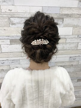 ブルームス アンジュ(Blooms Unge) 華やかシニヨン