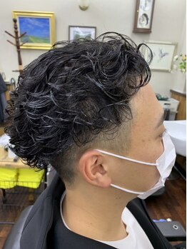 バーバーショップヒーロー 八王子店(BARBER SHOP HERO)の写真/【JR八王子駅徒歩8分】パーマで動きのあるスタイルに☆髪の量やクセに合わせるので、再現性の高さも◎