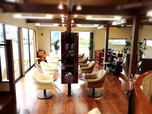 アリュール(ALLURE)の雰囲気(天井が吹き抜けの明るい店内 )