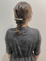 コトナ(kotona)&nbsp;【編み下ろしヘアアレンジ】低めシニヨンタイトシニヨンカチモリ