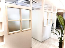 マカロ バイアクロス(MaCaro. by across)の雰囲気（個室完備で落ち着いた店内）