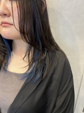 アチーブリス(achieve Liss) 顔まわりレイヤーロング 暗髪黒髪+寒色系ブルーインナーカラー