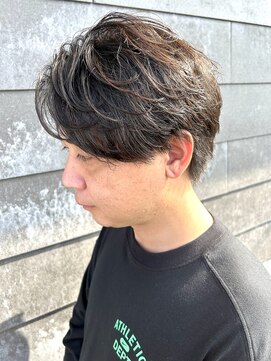 ヒュイル バイ ニアウ(Hwyl by Niau) メンズマッシュセンターパートスパイラルパーマニュアンスパーマ