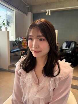 アム(amu) ミディアムレイヤー/ミディアムヘア/オリーブベージュ/前髪