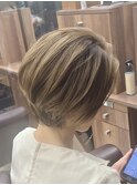 透明感ベージュカラー×大人かわいい前下がりショート