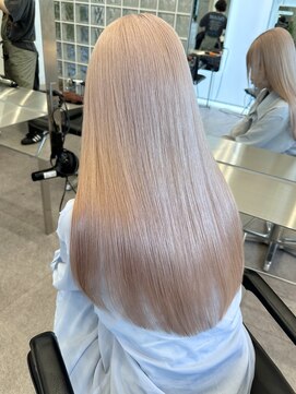 サンク 原宿 表参道(cinq) ヘーゼルベージュブリーチカラー顔周りレイヤーワイドバング