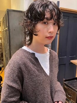 こなれ感を演出したパーマは冬にぴったり。ふわふわと揺れ動くパーマで大人っぽい可愛さ。