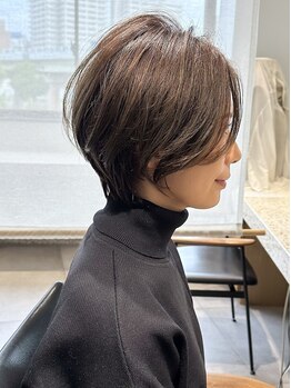 スリー(three.)の写真/大人女性で髪に悩みを持つ方へ！白髪ぼかしでショートヘアを優しく上品に演出☆