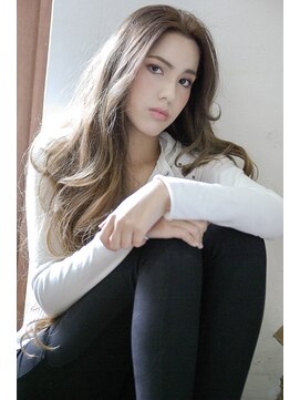 ラブレア(La Brea) アッシュ系に大きめウェーブ☆センターパートが大人かわいい♪