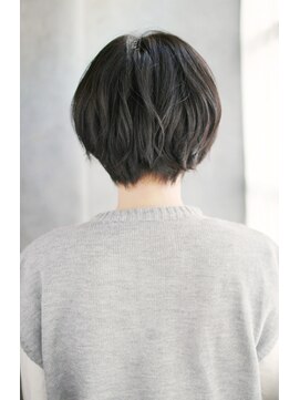 トランクイルバンカ(TRAN9UIL BANCA) 20代30代40代　抜けを保って強気なショート【近江八幡】